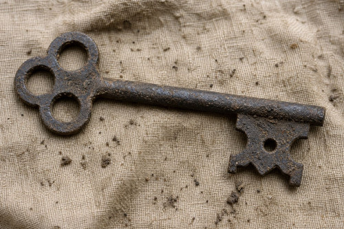 The clavis incognita, photographed in Rome, September 2019. Iron, heavily corroded. The head bears three circular openings in a trefoil arrangement. Current location: the author's collection, Honolulu. key.jpg